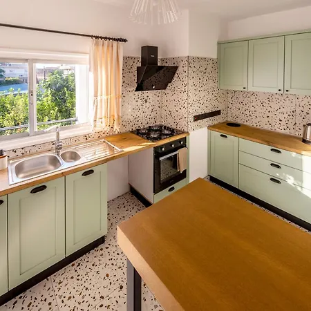 Diamante Guest House-1st Floor Фамагуста