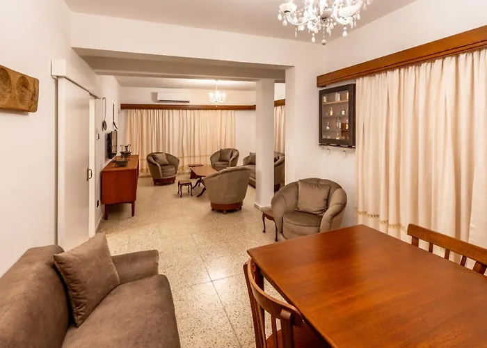 アパート Diamante Guest House-1st Floor ファマグスタ