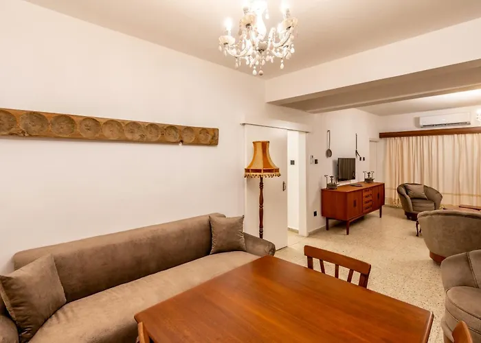 Diamante Guest House-1st Floor アパート ファマグスタ