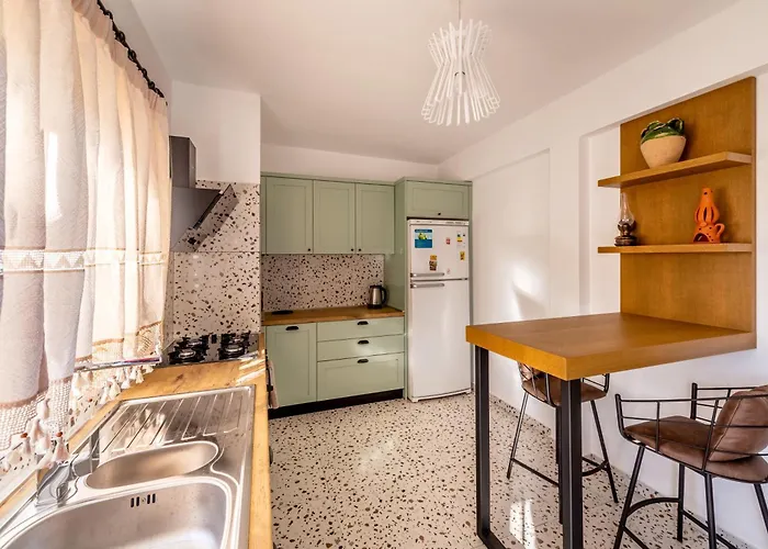 Diamante Guest House-1st Floor アパート ファマグスタ